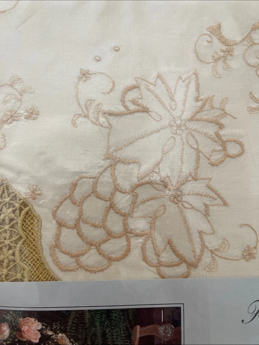 Florence embroidered 100% cotton 66x102 tablecloth with 10 napkins. Vintage.